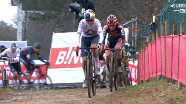 Mathieu Van der Poel risale in bici dopo la caduta di Zolder