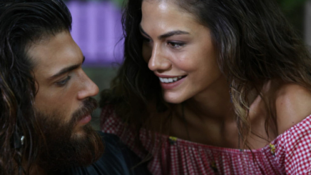 Can Yaman e Demet: 'Storia vera per due anni, non si sono mai dimenticati'.