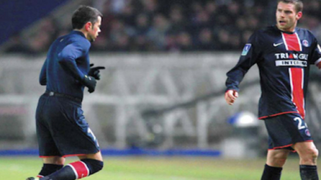 Mateja Kezman jette son maillot par terre lors de la rencontre PSG - Bordeaux en Coupe de la Ligue Source : Page Twitter stb2506