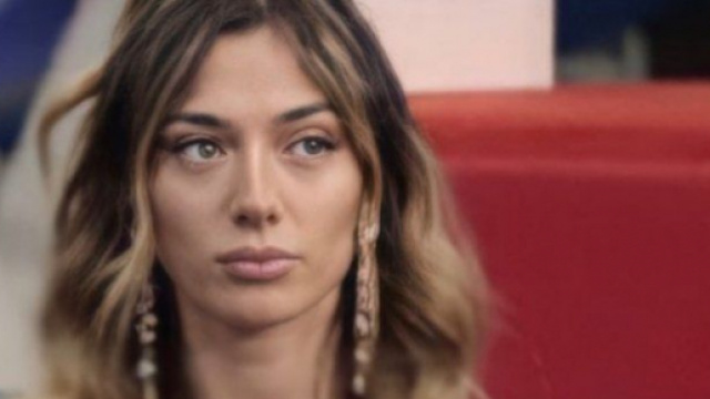 GFVip, Lul&ugrave; accarezza il corpo di Belli, Soleil: 'Hai i tuoi amici? Vai da loro'.