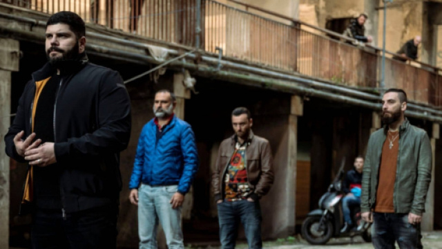 Gomorra, spoiler 5^ puntata: Genny dir&agrave; ai capipiazza di vendere la droga a met&agrave; prezzo.