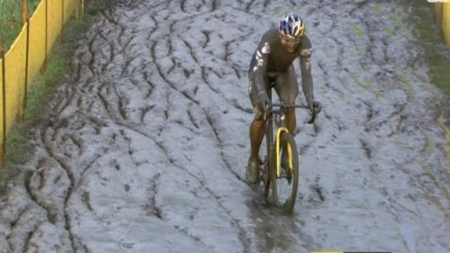 Wout Van Aert impegnato nel ciclocross di Boom.