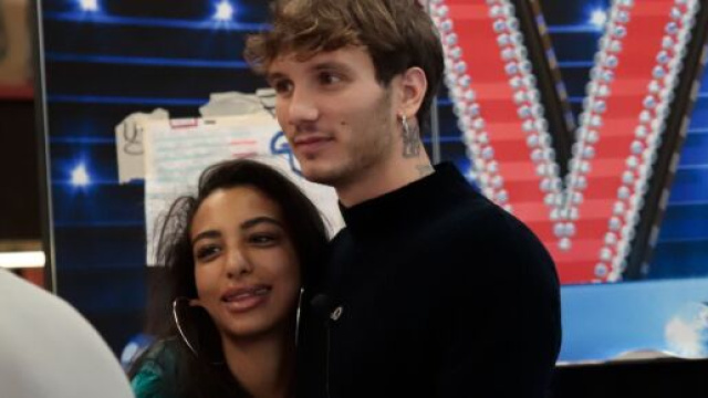 GFVip, Manuel fa un massaggio a Lul&ugrave;, Montano: 'Non si capisce niente'.