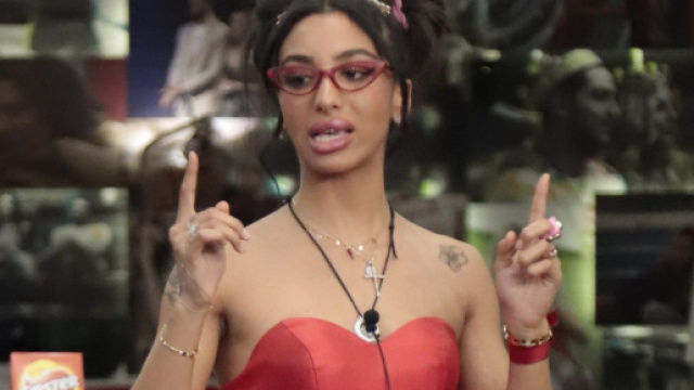 GFVip, Jessica spiega cosa c&rsquo;&egrave; dentro la borsa di Lul&ugrave;: &lsquo;Profumo, sigarette, lucidalabbra&rsquo;.