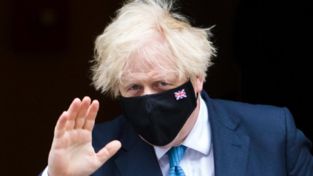 Previsto anche l'obbligo di mascherine al chiuso. Le nuove restrizioni varranno soltanto per l'Inghilterra.