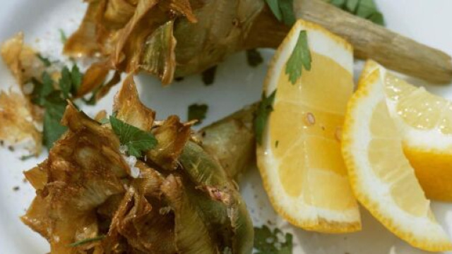 Carciofi ripieni, una leccornia di stagione.