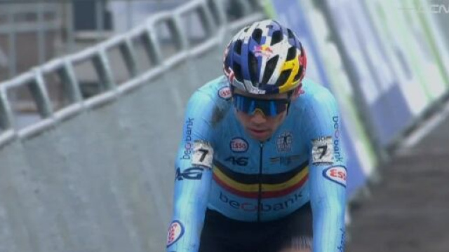 La delusione di Wout van Aert all'arrivo dei Mondiali di ciclocross.