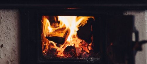 Fog&atilde;o a lenha &eacute; a alternativa encontrada ao custo alto do botij&atilde;o de g&aacute;s. (Arquivo Blasting News)