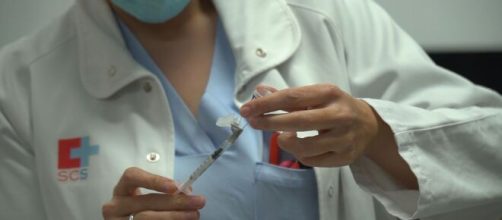 Varios curas, vigilates, trabajadores de la cafeter&iacute;a y m&eacute;dicos jubilados est&aacute;n entre los que recibieron la vacuna