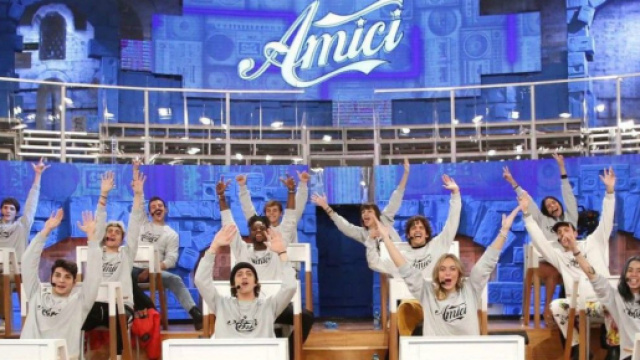 Amici, spoiler puntata 13/02: posti illimitati al serale, determinanti i professori.