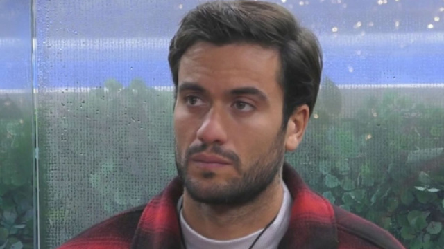 Grande Fratello Vip, grida esterne per Pretelli: 'Leo non guarda pi&ugrave; la tv per Giulia'.