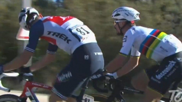 Julian Alaphilippe in fuga con Giulio Ciccone