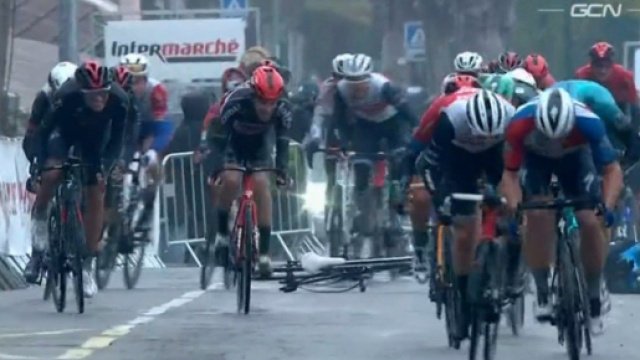 Matteo Jorgenson a terra nella seconda tappa del Tour de la Provence