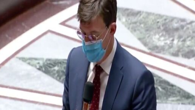 Sacha Houli&eacute; parlant de la Vente OM dans l'h&eacute;micycle. (capture)