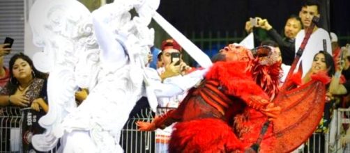 "Deixe de compartilhar Fake News. E n&atilde;o se esque&ccedil;a: o bem sempre vence o mal!" Foto: Twitter Gavi&otilde;es da Fiel com anjo derrotando o Diabo