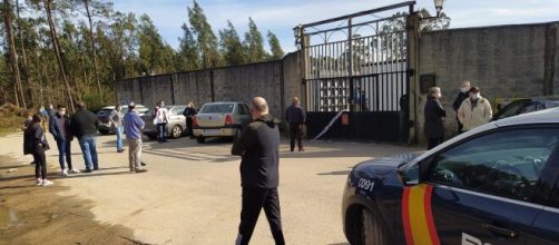 Las personas se congregaron en las puertas del cementerio de Casti&ntilde;eiras en Ribeira tras la profanaci&oacute;n de tumbas.