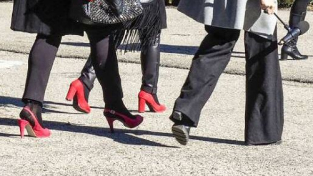 Ilenia Fabbri, oggi al suo funerale c'era anche l'ex marito e le amiche indossavano scarpe rosse.