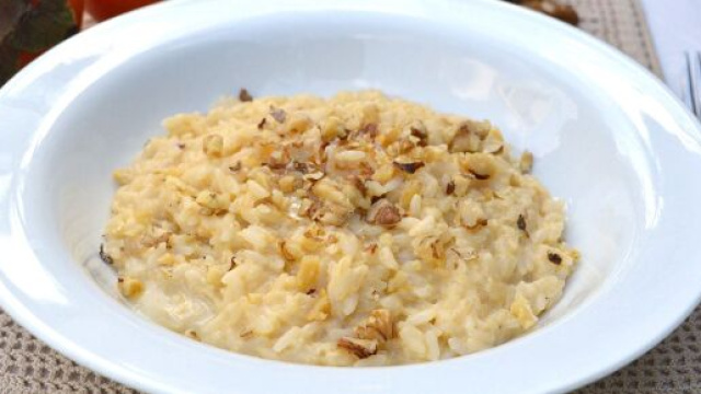 Ricetta risotto gorgonzola e noci, un primo piatto della tradizione italiana.