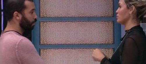 Gil e Sarah t&ecirc;m conversa s&eacute;ria no 'BBB21'. (Reprodu&ccedil;&atilde;o/TV Globo).