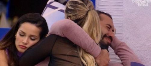 Juliette e Sarah consolam Gil no 'BBB21'. (Reprodu&ccedil;&atilde;o/TV Globo)