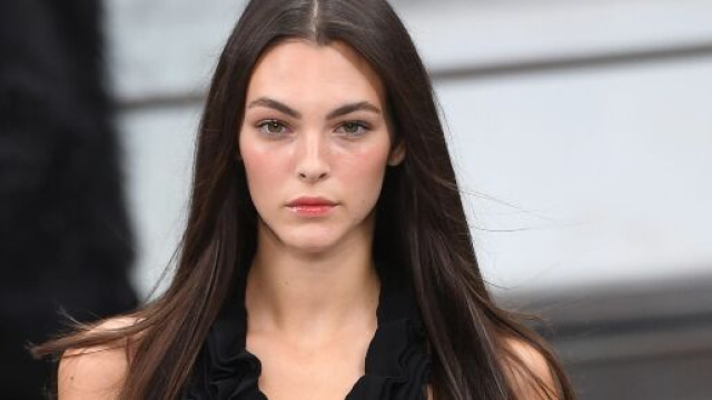 Taglio capelli con frangia corta e la tonalit&agrave; rosa per l'inverno 2021.