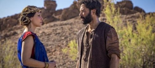 Nadi e Ter&aacute; quase se beijam em "G&ecirc;nesis". (Reprodu&ccedil;&atilde;o/RecordTV)