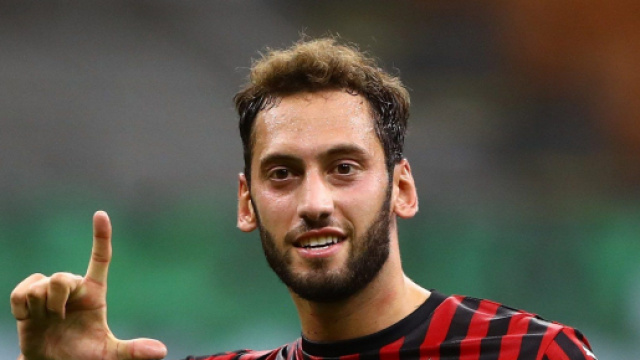 Calhanoglu, il centrocampista del Milan &egrave; in scadenza di contratto.