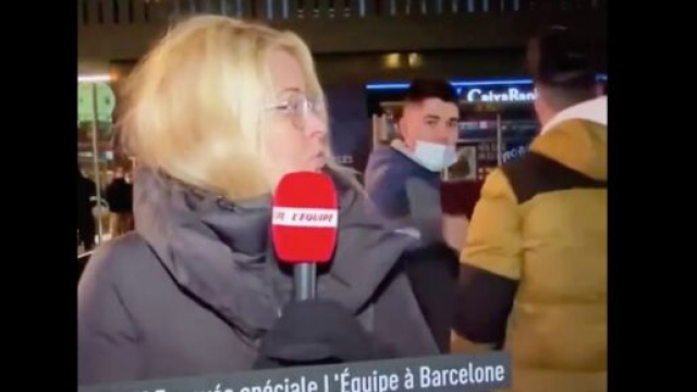Carine Galli agac&eacute;e pendant son duplex &agrave; Barcelone. (&copy;capture L'Equipe)
