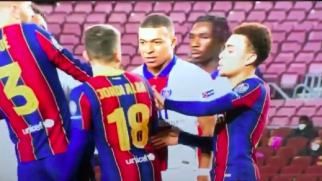 Kylian Mbapp&eacute; et Jordi Alba se sont &eacute;chang&eacute;s des mots durs ce mardi soir. (&copy;Capture d'&eacute;cran vid&eacute;o)