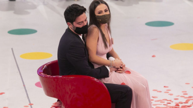 Uomini e donne, Davide respinge i dubbi su Chiara e decide di portarla a casa dai genitori.