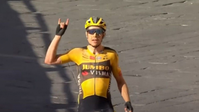 Wout Van Aert, la vittoria alla Strade Bianche 2020.