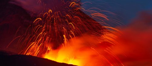 La impresionante erupci&oacute;n del Etna alcanz&oacute; un kil&oacute;metro de altura