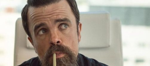 Peter Dinklage &eacute; um dos destaques do filme 'Eu Me Importo', estreia da Netflix. (Reprodu&ccedil;&atilde;o/Netflix)