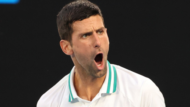 Novak Djokovic in azione a Melbourne.