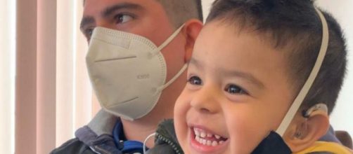 El peque&ntilde;o fue candidato para colocarse un implante coclear para que pueda oir