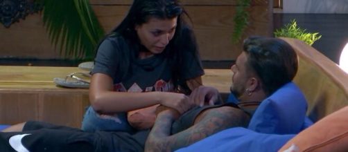 Lola discute con Simone y le pide que se aleje