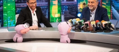 Pablo Motos y Carlos Alsina compartieron opiniones y an&eacute;cdotas durante su intervenci&oacute;n en 'El Hormiguero'