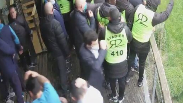 Alvaro vis&eacute; par un projectile lors de l'intrusion des fans &agrave; la Commanderie. (capture).