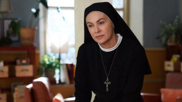 Che Dio Ci Aiuti, Elena Sofia Ricci &egrave; Suor Angela.