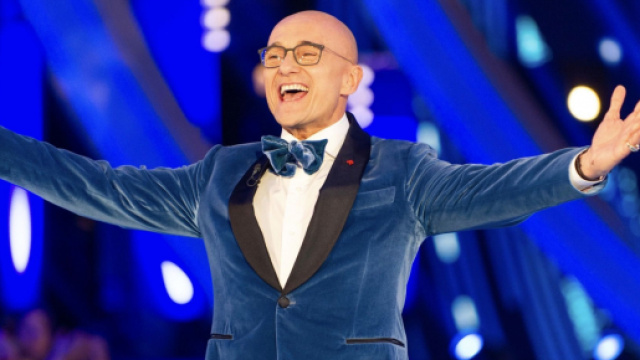 GF Vip, Alfonso Signorini avrebbe detto no alla reunion del cast: ultima puntata l'1 marzo.