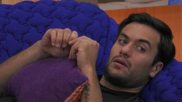 Grande Fratello Vip: Pierpaolo e Zelletta discutono per un bicchiere di vino.