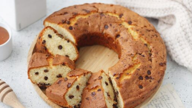 Ricetta ciambella con gocce di cioccolato, un dolce gustoso e soffice.