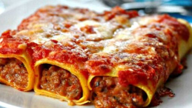 Rotoli di carne e spinaci, un primo piatto della tradizione italiana.