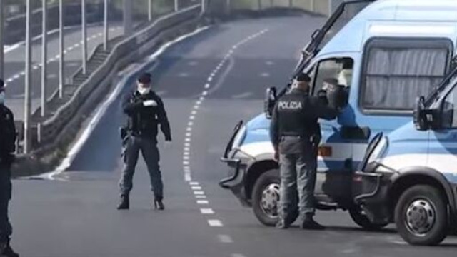 Un posto di controllo durante il lockdown.