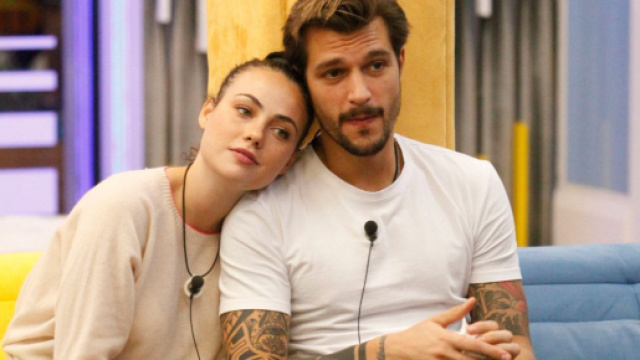 GF Vip, Adua si confida con Dayane sotto le coperte: 'A me piace Zelletta, a te Zenga?'.