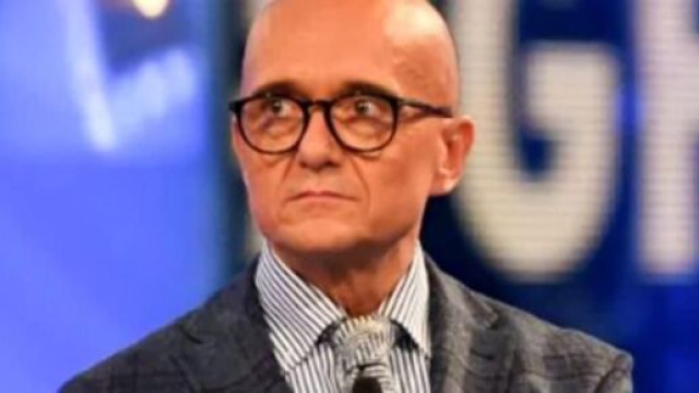 GF Vip, gaffe di Alfonso Signorini in diretta: saliva fuori dalla bocca.