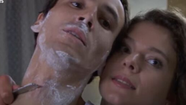 Una vita, spoiler Spagna: Genoveva minaccia di uccidere Santiago con un rasoio.