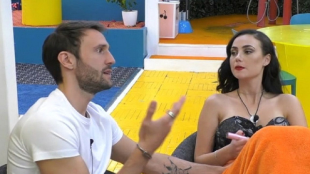 GF Vip 5: Zenga, sicuro di uscire, dice a Rosalinda: 'Non preoccuparti, ti aspetto fuori'.