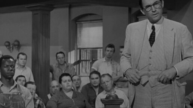 &lsquo;Il buio oltre la siepe&rsquo;, frame del film del 1962 di Robert Mulligan, tratto dal romanzo di Harper Lee.