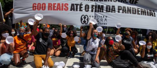 Na avenida Paulista, SP, manifestantes levantam marmitex vazios em protesto para permanencia do aux&iacute;lio emergencial. (Arquivo Blasting News)